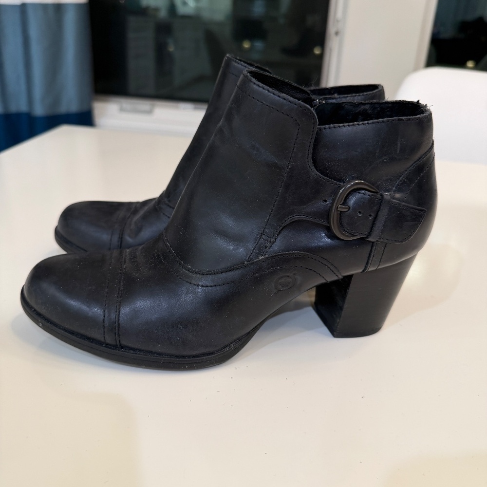 Born Women's Black heeled ankle bootie, size 8.5 - Picture 4 of 8